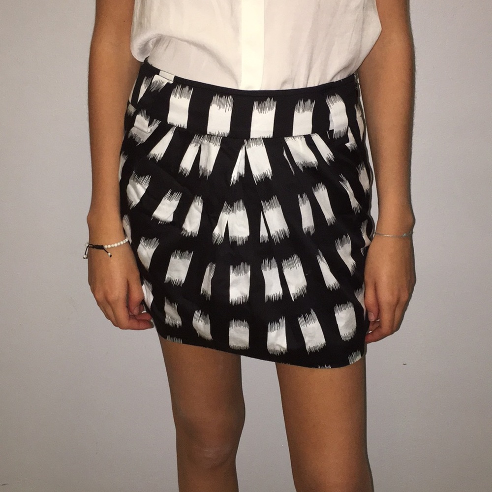 ☀️4/$20 BCBGeneration Skirt Black and White Size 0